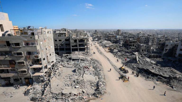 Warga Palestin berjalan melepasi runtuhan bangunan yang musnah, ketika gencatan senjata antara Israel dan Hamas, di Bandar Gaza, 16 Oktober 2025. REUTERS/Dawoud Abu Alkas - Reuters