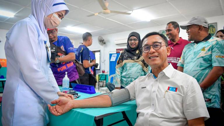 Exco Perumahan dan Kebudayaan Negeri Selangor Datuk Borhan Aman Shah (kanan) membuat pemeriksaan kesihatan ketika hadir pada Program Santuni MADANI Satu Pemimpin Satu Kampung hasil kerjasama Bahagian Pengurusan Hartanah (BPG) Jabatan Perdana Menteri (JPM) di Masjid Kampung Sungai Lang Baru, hari ini- fotoBERNAMA