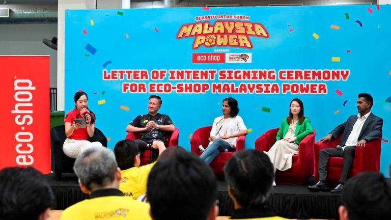 Atlet Malaysia (dari kiri kedua) Datuk Foo Kok Keong, Norasela Khalid, Chai Fong Ying dan R. Puvaneswaran semasa sesi perkongsian selepas Majlis Menandatangani Surat Hasrat untuk Malaysia Power Eco-Shop x FAMEMAS di Arena Kuala Lumpur, hari ini.