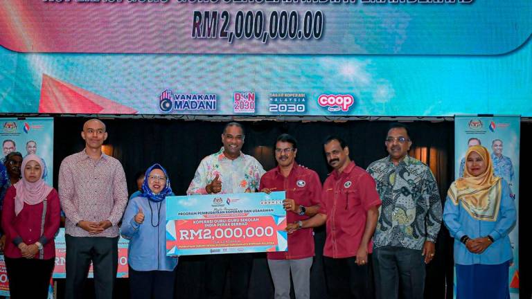 Timbalan Menteri Pembangunan Usahawan dan Koperasi Datuk Seri R. Ramanan (empat, kiri) menyampaikan replika cek bernilai RM2 juta kepada wakil Koperasi Guru-Guru Sekolah India Perak Berhad pada Majlis Taklimat Pembudayaan Koperasi dan Usahawan Negeri Selangor di Pusat Konvensyen Shah Alam hari ini- fotoBERNAMA
