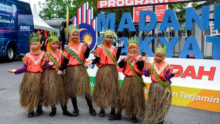 Kemunculan sekumpulan penari terdiri daripada murid Orang Asli Sekolah Kebangsaan Siong mencuri perhatian pengunjung Program MADANI Rakyat (PMR) yang berlangsung di Kompleks Sukan Majlis Daerah Baling, di sini, hari ini. Lengkap dengan perhiasan badan daripada bahan semula jadi seperti daun kelapa dan lalang, penampilan enam murid itu dalam persembahan Irama dan Tari Perpaduan Generasi MADANI sempena PMR Kedah tampil cukup unik dan memikat -fotoBERNAMA