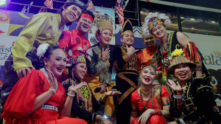 Skuad Pentarama Merdeka@HOHO Putrajaya bergambar sebelum memulakan perjalanan di sekitar Masjid Putra hari ini. Bas Hop-On Hop-Off (HOHO) dihiasi Jalur Gemilang dan dibawa mengelilingi Putrajaya menjelang Sambutan Ambang Merdeka, semalam-fotoBERNAMA