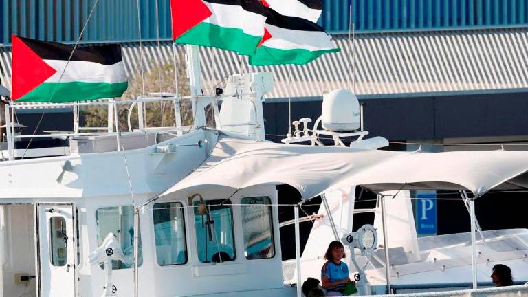 Aktivis Sweden, Greta Thunberg, memberikan reaksi terhadap sebuah bot pada hari keberangkatan Flotila Global Sumud ke Gaza dari Barcelona, Sepanyol, 1 September 2025, selepas cuaca buruk memaksa flotila itu kembali ke pelabuhan sebelum ini. - REUTERSPIX
