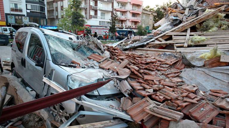 Sebuah kenderaan yang rosak terperangkap di bawah runtuhan bangunan yang telah runtuh selepas gempa bumi di Sindirgi, wilayah Balikesir di barat Turkiye, pada 11 Ogos 2025. REUTERS