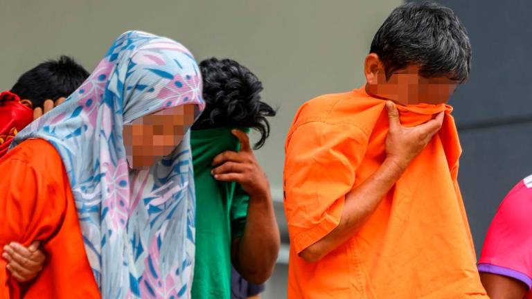 Seorang lelaki dan teman wanitanya direman tujuh hari bermula hari ini bagi membantu siasatan berhubung kematian dua kanak-kanak yang lemas selepas kereta dinaiki mereka menggelongsor ke dalam Sungai Linggi di Tanjung Agas, Port Dickson semalam - fotoBERNAMA