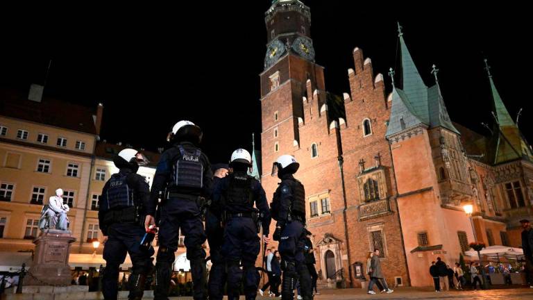 Polish riot police officers secure an area following clashes with Chelsea fans on Market Square in Wroclaw on May 27, 2025, on the eve of the UEFA Conference League Final between Real Betis and Chelsea FC. (Photo by Sergei GAPON / AFP)