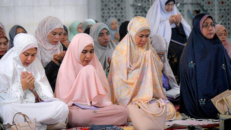 Tengku Permaisuri Selangor Tengku Permaisuri Norashikin (dua, kanan) berkenan berangkat ke Majlis Bacaan Yasin dan Doa Selamat bagi kelancaran istiadat perkahwinan Raja Muda Selangor Tengku Amir Shah bersama pasangannya Afzaa Fadini Datuk Abdul Aziz pada 2 Oktober 2025 di Masjid Sultan Salahuddin Abdul Aziz Shah hari ini- BERNAMA