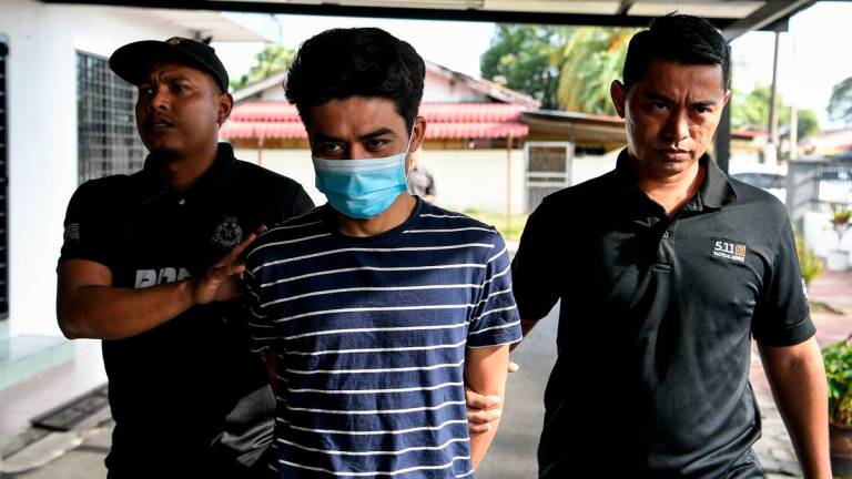 Syed Al Iqbal Syed Shahruddin, 30, dihadapkan di Mahkamah Majistret Gurun hari ini, atas pertuduhan membunuh seorang wanita dan peniaga telefon bimbit pada 11 September lalu. - fotoBERNAMA