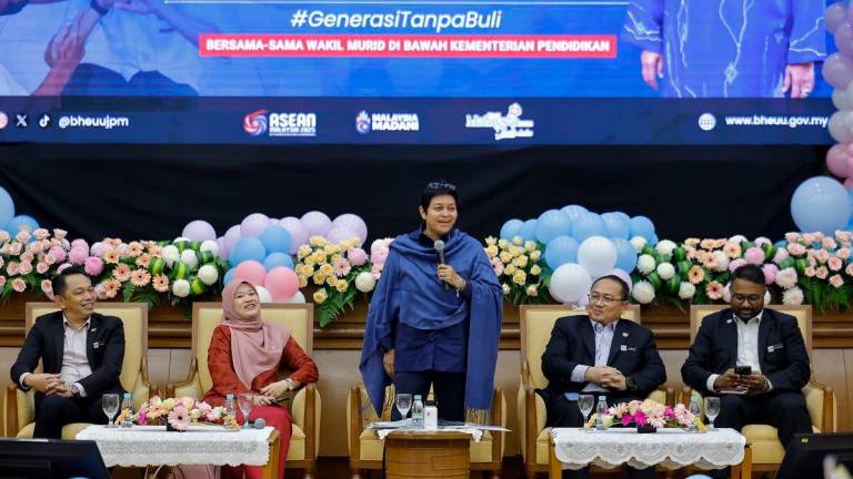 Menteri di Jabatan Perdana Menteri (Undang-Undang dan Reformasi Institusi), Datuk Seri Azalina Othman Said, bercakap pada Sesi Town Hall Anti Buli bersama wakil murid di bawah Kementerian Pendidikan di Bangunan Hal Ehwal Undang-Undang, hari ini.Turut hadir, Menteri Pendidikan, Fadhlina Sidek -fotoBERNAMA