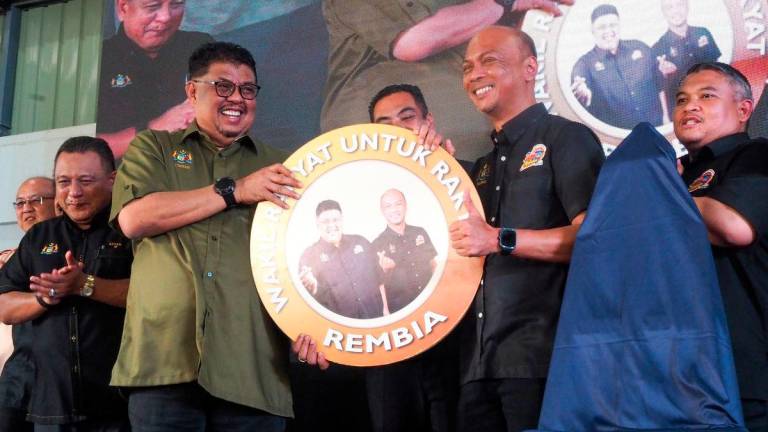 Ketua Menteri Melaka Datuk Seri Ab Rauf Yusoh (tiga, kiri) menyampaikan plak kepada penyelaras Dewan Undangan Negeri (DUN) Rembia Datuk Fairul Nizam Roslan (dua, kanan) sebagai gimik tuan rumah Program Wakil Rakyat Untuk Rakyat (WRUR) seterusnya pada majlis penutupan WRUR DUN Duyong di Semabok Dalam di sini hari ini. -fotoBERNAMA