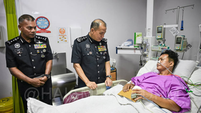 Kuala Lumpur police chief Datuk Mohamed Usuf Jan Mohamad and Inspector-General of Police Datuk Seri Mohd Khalid Ismail visited Corporal Mohd Nadzri Sudiman at Hospital Canselor Tuanku Muhriz (HCTM) yesterday. (Credit: Polis Diraja Malaysia ( Royal Malaysia Police ) / Facebook)