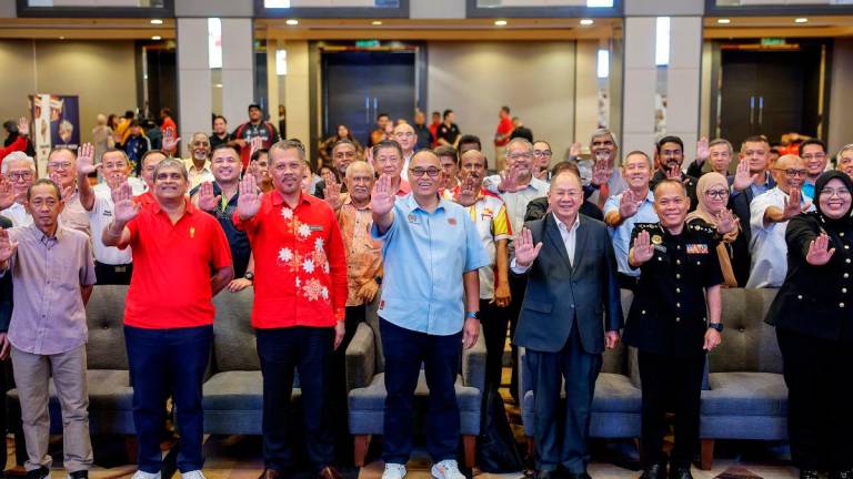 Ketua Pengarah Majlis Sukan Negara (MSN), Jefri Ngadirin (tengah), bergambar bersama Setiausaha Agung Majlis Olimpik Malaysia (MOM), Datuk Nasir Ali (tiga dari kanan); Ketua Pegawai Eksekutif Sekretariat Sukan Malaysia (SUKMA) ke-22 Selangor, Datuk Mohd Yazid Sairi (tiga dari kiri); serta Ketua Delegasi Teknikal dan Pengurus Pertandingan SUKMA pada Program Ikrar Bebas Rasuah SUKMA ke-22 Selangor, hari ini- fotoBERNAMA