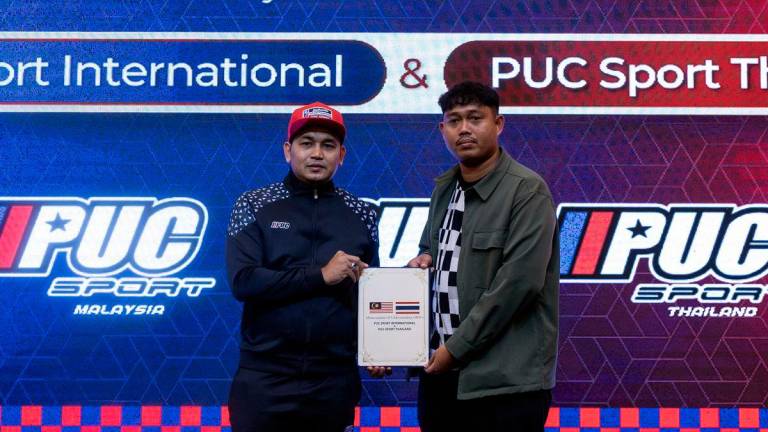 Ketua Pegawai Eksekutif PUC Sport Mohd Shukry Pauzi menyerahkan dokumen Memoradum Persefahaman (MoU) kepada Ketua Pegawai Eksekutif PUC Sport Thailand Alif Mama pada Majlis Penajaan Rasmi PUC Sport bersama Kelantan Wan Tendong Stable (WTS) FC dan Nara United serta Perluasan Empayar PUC Sport ke Thailand malam ini - BERNAMA