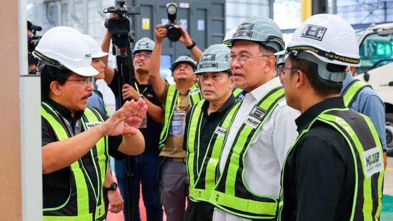 Perdana Menteri Datuk Seri Anwar Ibrahim melihat fasiliti yang terdapat di Kilang Pembuatan Kenderaan Perisai Nasional ketika membuat lawatan selepas Perasmian di Mildef Technologies Sdn Bhd (Mildef), Sendayan hari ini. Turut hadir, Pengarah Urusan Mildef International Technologies Sdn. Bhd. (Mildef) Datuk Seri Mohd Nizam Kasa -fotoBERNAMA