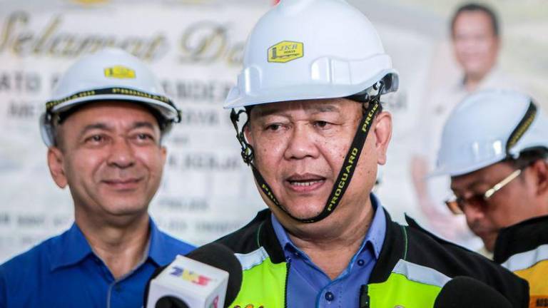 Menteri Kerja Raya, Datuk Seri Alexander Nanta Linggi ketika bertemu pengamal media selepas melawat projek pembinaan Dewan Besar Universiti Malaysia Perlis (UniMAP) pada program turun padang Menteri Kerja Raya meninjau projek insfrastruktur negeri Perlis hari ini. - fotoBERNAMA