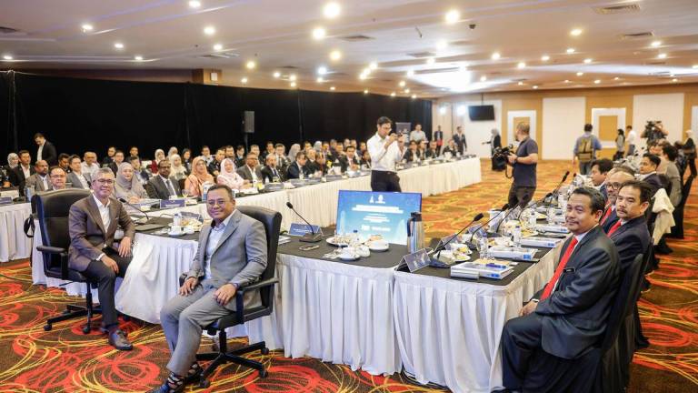 Menteri Besar Selangor Datuk Seri Amirudin Shari (tengah) bersama Menteri Pelaburan, Perdagangan dan Industri, Tengku Datuk Seri Zafrul Abdul Aziz (lkiri) bergambar pada Mesyuarat Jawatankuasa bersama Penyelarasan Industri (JBI) Selangor 2025 di Dewan Jubli Perak, Bangunan Sultan Salahuddin Abdul Aziz Shah hari ini- BERNAMA