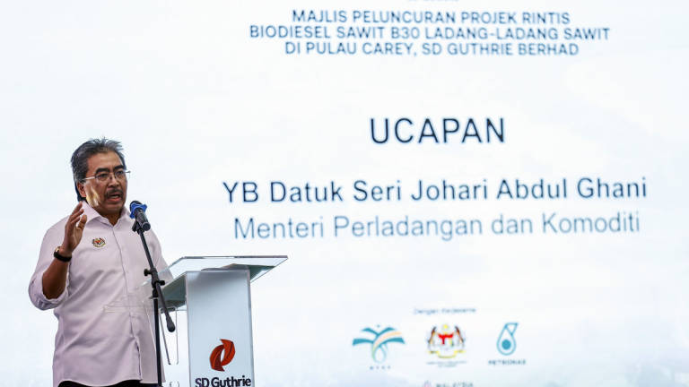 Menteri Perladangan dan Komoditi, Datuk Seri Johari Abdul Ghani menyampaikan ucapan pada Majlis Peluncuran Projek Rintis Biodiesel Sawit B30 Ladang-Ladang Sawit di Pulau Carey, SD Guthrie Berhad di Akademi Golden Hope, Pulau Carey hari ini. - BERNAMA