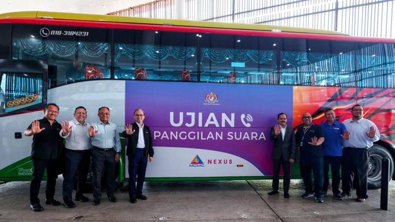 Menteri Komunikasi Datuk Fahmi Fadzil (empat, kiri) bergambar bersama Ketua Setiausaha Kementerian Komunikasi Datuk Mohamad Fauzi Md Isa (empat, kanan) serta wakil syarikat telekomunikasi sebelum memantau ujian kualiti liputan telekomunikasi menggunakan aplikasi MCMC Nexus dengan menaiki bas dari Pusat Konvensyen PICCA@Arena Butterworth ke NADI Kubang Semang hari ini. - fotoBERNAMA