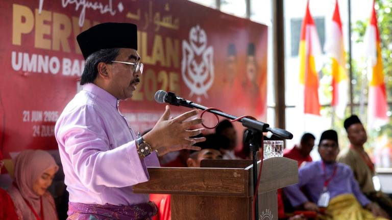 Naib Presiden UMNO Datuk Seri Johari Abdul Ghani berucap pada Mesyuarat Perwakilan UMNO Bahagian Ketereh di Laman Kahdeejah hari ini - BERNAMA