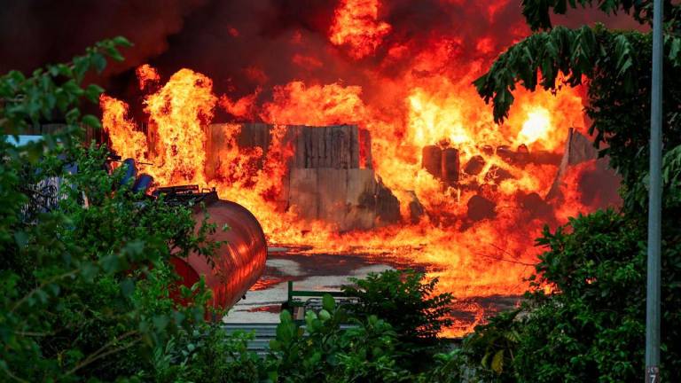 Sebuah premis dipercayai kilang stor penyimpanan minyak di Taman Mega Ria, Jalan Kempas, Masai terbakar kira-kira 12.30 tengah tadi, sehingga menyebabkan kepulan asap hitam tebal kelihatan sehingga beberapa kilometer. - fotoBERNAMA