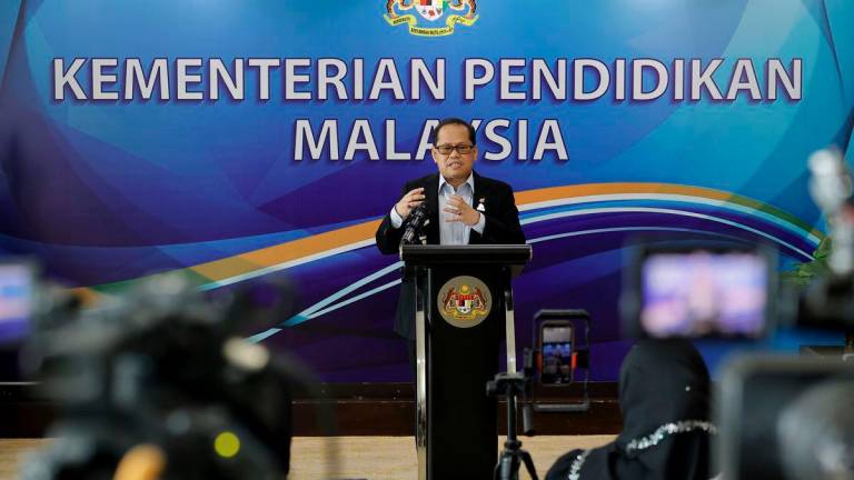 Ketua Pengarah Pendidikan Dr Mohd Azam Ahmad bercakap berkaitan kes salah laku seksual di sebuah sekolah di Melaka pada sidang media khas di Kementerian Pendidikan hari ini. - BERNAMA