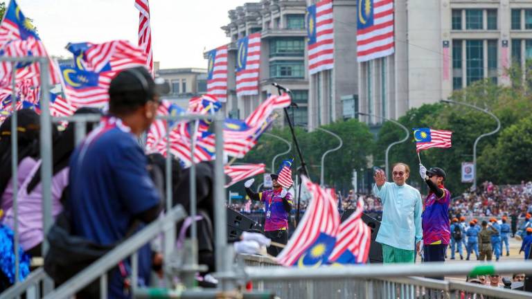 Perdana Menteri Datuk Seri Anwar Ibrahim hari ini meluangkan masa meninjau raptai penuh sambutan Hari Kebangsaan 2025 di Dataran Putrajaya, di sini - FotoBERNAMA