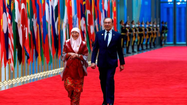 Perdana Menteri Datuk Seri Anwar Ibrahim ditemani isteri, Datuk Seri Dr Wan Azizah Wan Ismail, menghadiri Majlis Makan Malam Gala Sidang Kemuncak Pertubuhan Kerjasama Shanghai (SCO) 2025 di Pusat Konvensyen Meijiang Tianjin (TMCC) di sini, hari ini - fotoBERNAMA
