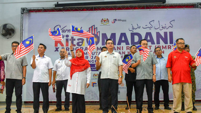 Deputy Secretary-General (Strategic Communications and Creative Industry) of the Ministry of Communications, Nik Kamaruzaman Nik Husin (centre), waves the Jalur Gemilang during the opening ceremony of the Kita MADANI Carnival X MADANI Rakyat Programme (PMR) and the 2025 Kelantan State-level National Month and Fly the Jalur Gemilang Celebration at the Kota Bharu School Complex. – BERNAMA