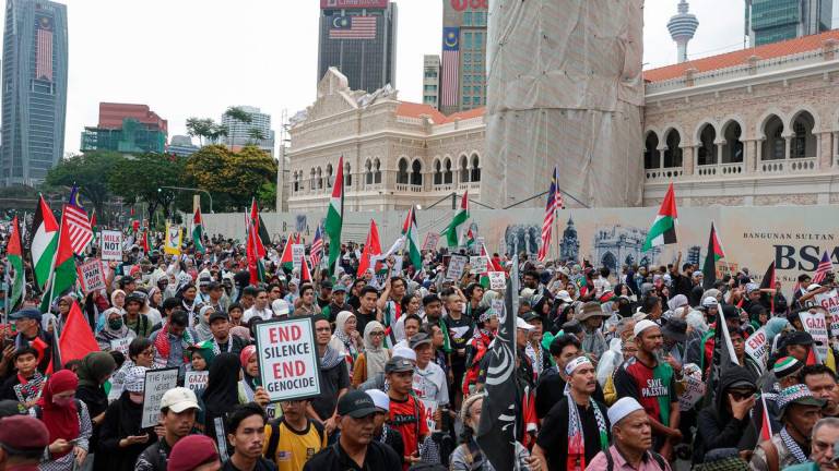 Ribuan peserta daripada gabungan pertubuhan bukan kerajaan (NGO), mahasiswa dan masyarakat awam berhimpun di Dataran Merdeka hari ini bagi menyertai Perhimpunan Malaysia Bangkit Untuk Gaza.