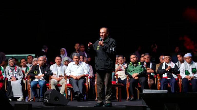 Perdana Menteri Datuk Seri Anwar Ibrahim berucap pada Himpunan Solidariti Bersama Gaza di Stadium Axiata Arena, Bukit Jalil hari ini-fotoBERNAMA