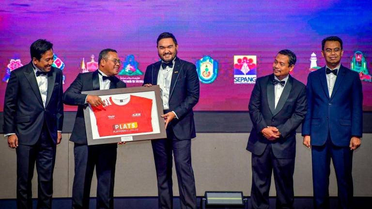 Raja Muda Selangor Tengku Amir Shah (tengah) berkenan menerima cenderahati daripada Menteri Besar Selangor Datuk Seri Amirudin Shari (dua, kiri) ketika berangkat ke Malam Anugerah Platform Selangor 2025 di sini hari ini. - FotoBernama