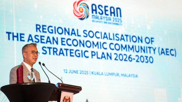 Menteri Pelaburan, Perdagangan, dan Industri merangkap Pengerusi Majlis Komuniti Ekonomi ASEAN (AEC) 2025, Tengku Datuk Seri Zafrul Abdul Aziz berucap pada perasmian Sosialisasi Serantau Pelan Strategik AEC bagi Wawasan Komuniti ASEAN 2045 dan Industri (MIT) Pelaburan (MIT) di Kementerian Pelaburan, Perdagangan dan Industri hari ini fotoBERNAMA