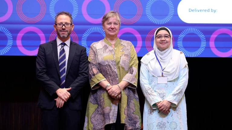 UK Ambassador to ASEAN Sarah Tiffin (middle) poses for a photo with Senior Programme Leader ASEAN-UK Health Security Partnership Robert Rosenthal (left) and Deputy Director General of Health (Research and Technical Support) Datuk Dr Nor Fariza Ngah (right) after the launching of ASEAN-UK Health Security Partnership (HSP) Programme today- BERNAMA