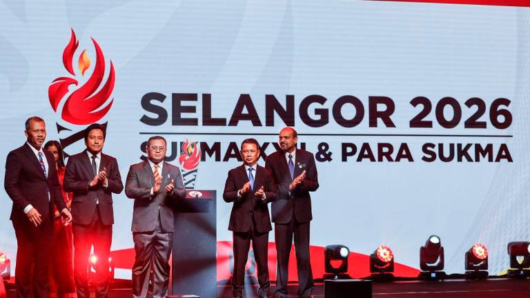 Menteri Besar Selangor Datuk Seri Amirudin Shari (tengah) bersama Exco Belia, Sukan dan Keusahawanan Selangor Mohd Najwan Halimi (dua,kiri), Presiden Majlis Olimpik Malaysia (MOM), Tan Sri Mohamad Norza Zakaria (dua,kanan), Ketua Setiausaha Kementerian Belia dan Sukan Datuk Dr. K Nagulendran (kanan) dan Ketua Pegawai Eksekutif Sekretariat Sukan Malaysia (SUKMA) ke- 22 Selangor Datuk Mohd Yazid Sairi (kiri) pada gimik Pelancaran Logo, Maskot, Tema bagi SUKMA dan Para SUKMA Selangor 2026 di Dewan Raja Muda Musa, Seksyen 7 hari ini - fotoBERNAMA