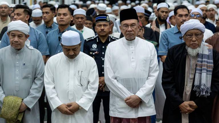 Perdana Menteri Datuk Seri Anwar Ibrahim (dua, kanan). FotoBernama