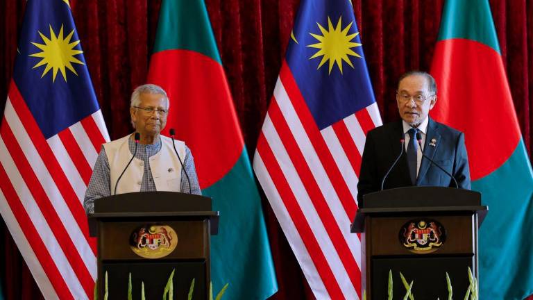 Perdana Menteri Datuk Seri Anwar Ibrahim bersama Ketua Penasihat Kerajaan Republik Rakyat Bangladesh Prof Dr Muhammad Yunus menyampaikan kenyataan bersama di Bangunan Perdana Putra di sini hari ini - fotoBERNAMA