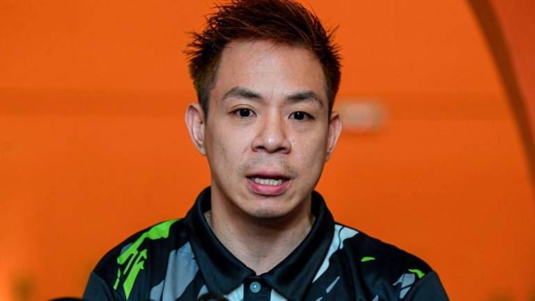Atlet Badminton Para Negara, Cheah Liek Hou bercakap ketika sidang media pada Majlis Penyerahan Cek Kepada Pemenang Pingat Sukan Paralimpik di Pickle Space Subang Jaya hari ini. - fotoBERNAMA