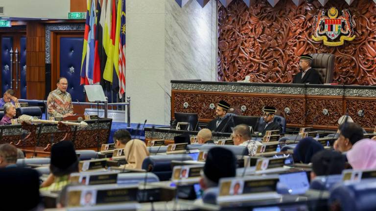 Perdana Menteri, Datuk Seri Anwar Ibrahim membentangkan Rancangan Malaysia Ke-13 (RMK13) di Dewan Rakyat hari ini - BERNAMA