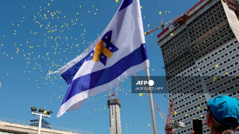 Relatives and supporters of Israeli hostages held by Palestinian militants in the Gaza Strip, release 700 yellow ballons to mark the same number of days days of captivity, outside the Tel Aviv Museum of Art, known as the Hostages' Square, on August 5, 2025. - AFP
