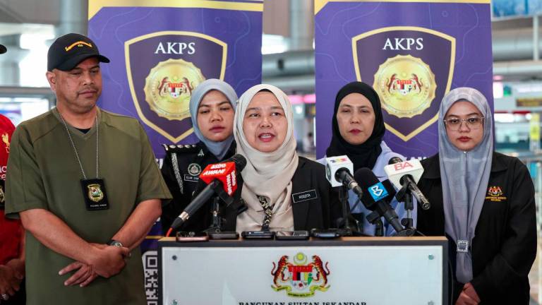 Komander Agensi Kawalan dan Perlindungan Sempadan Malaysia (AKPS) KompleksKastam, Imigresen dan Kuarantin (CIQ) Bangunan Sultan Iskandar (BSI), Johor, Roszita Dim (tengah) bercakap pada sidang media berhubung penahanan dua pegawai penguatkuasa yang disyaki melakukan salah laku ‘Flying Passport’ di CIQ BSI hari ini. - fotoBERNAMA