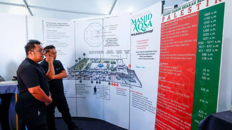 3D Gaza Time Tunnel turut mempamerkan artifak asal dari Gaza seperti mata wang, manuskrip lama dan koleksi khas sempena Karnival Sumud Nusantara 2025 di Dataran Merdeka hari ini- foto BERNAMA