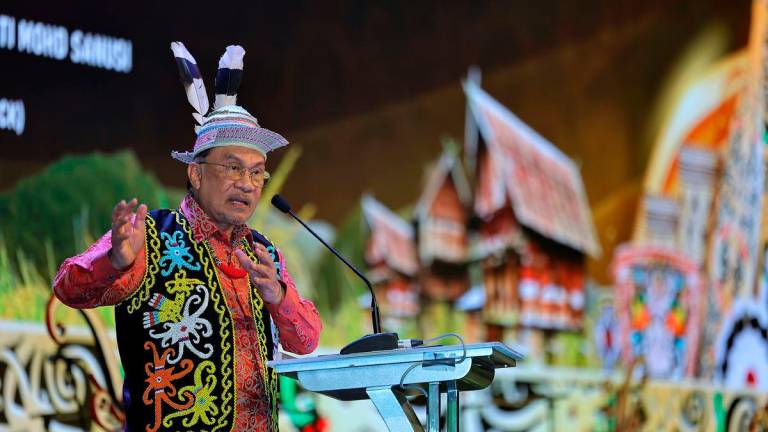 Perdana Menteri Datuk Seri Anwar Ibrahim berucap pada Majlis Makan Malam Sambutan Hari Gawai Peringkat Sarawak 2025 di Pusat Konvensyen Borneo Kuching, malam ini - BERNAMA