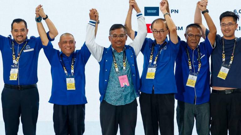 Calon Barisan Nasional (BN) Dr Mohamad Yusri Bakir meraikan kemenangan bersama pemimpin Barisan Nasional sempena Pilihan Raya Kecil (PRK) Dewan Undangan Negeri (DUN) Ayer Kuning di Dewan Merdeka Tapah hari ini - BERNAMA