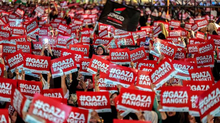 Suasana semasa orang ramai menghadiri Malam Himpunan dan Selawat Malaysiaku Bersama Gaza sempena Karnival Sumud Nusantara 2025 di Dataran Merdeka malam ini - fotoBERNAMA