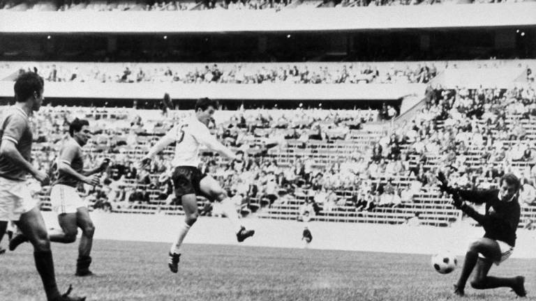 This photo taken on October 24, 1968 shows Japan’s Kunishige Kamamoto (C) scoring a goal during their football match against Mexico at the 1968 Mexico Olympics in Mexico City.-Photo by JIJI PRESS / AFP)