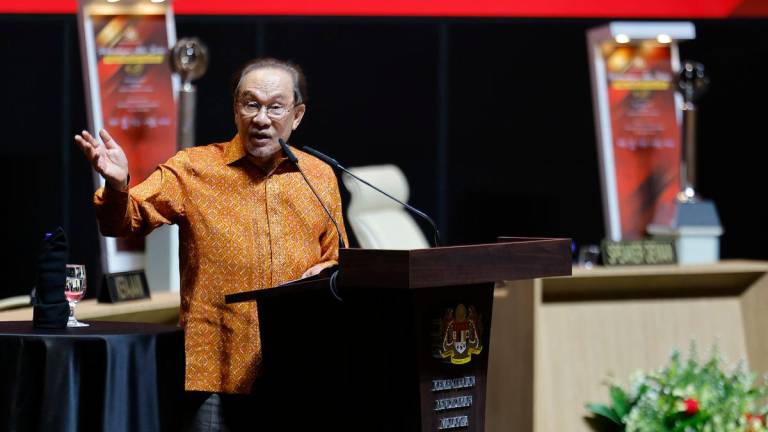 Perdana Menteri, Datuk Seri Anwar Ibrahim menyampaikan ucapan pada Pertandingan Akhir Bahas Piala Perdana Menteri ke-50 Tahun 2025 di Pusat Konvensyen Antarabangsa Putrajaya (PICC), semalam.