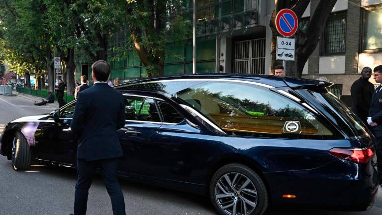 The hearse with the coffin of late Italian fashion designer Giorgio Armani leaves the Armani Theatre, in Milan on September 7, 2025. Giorgio Armani died on September 4, 2025 at 91. - PIERO CRUCIATTI / AFP