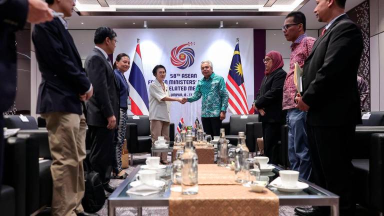 Ketua Setiausaha Kementerian Luar Datuk Seri Amran Mohamed Zin bersama Setiausaha tetap Kementerian Luar Negara Thailand Eksiri Pintaruchi - BERNAMA