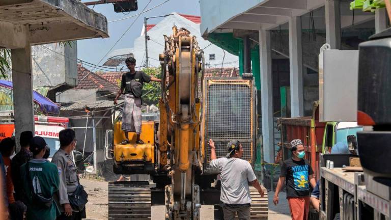 A general view shows the search and rescue operation at the site of a collapsed building at the Al Khoziny Islamic boarding school in Sidoarjo, East Java province, on October 3, 2025, after a multi-storey building at the school collapsed. (Photo by Juni KRISWANTO / AFP)