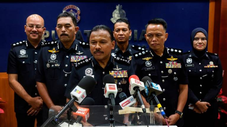 Ketua Polis Kelantan Datuk Mohd Yusoff Mamat (tiga, kiri) ketika sidang media selepas Perhimpunan Bulanan di Ibu Pejabat Polis Kontinjen Kelantan hari ini - BERNAMA